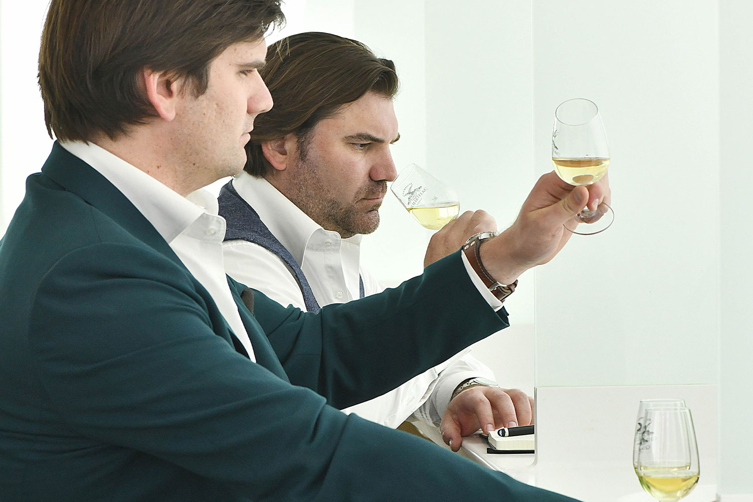 Séance de dégustation de Jean Rémi Rapeneau et de son ﬁls François Rapeneau. 