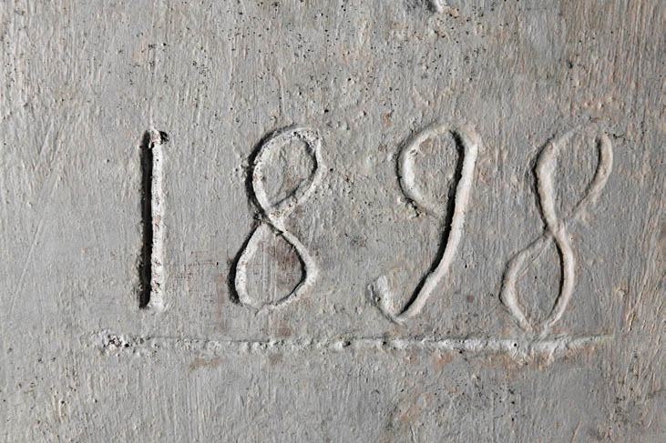 Vue sur une gravure dans la craie de l'année 1898