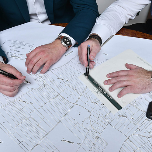 Les mains des dirigeants de la Maison Martel travaillent ensemble.